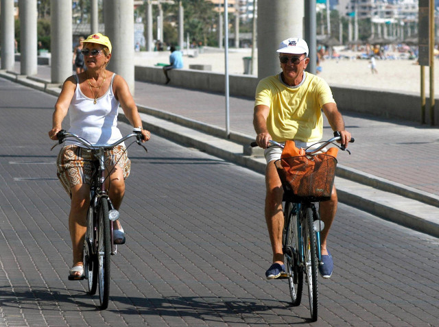 Archivo - Británicos paseando en bicicleta por Palma de Mallorca