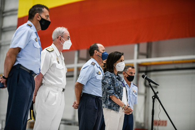 La ministra de Defensa, Margarita Robles, y el jefe de Estado Mayor de la Defensa (JEMAD), almirante general Teodoro E. López Calderón, tras recibir a los últimos militares españoles que han participado en la repatriación de afganos y colaboradores.