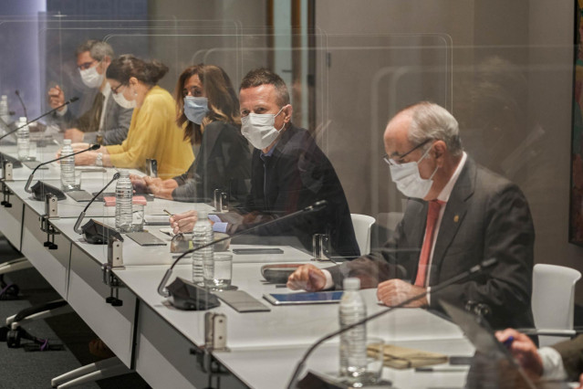 El consejero vasco de Educación, Jokin Bildarratz (2d), y la consejera de Gobernanza Pública y Autogobierno, Olatz Garamendi (3d), durante la reunión del Comité Asesor del Plan de Protección Civil de Euskadi (LABI).