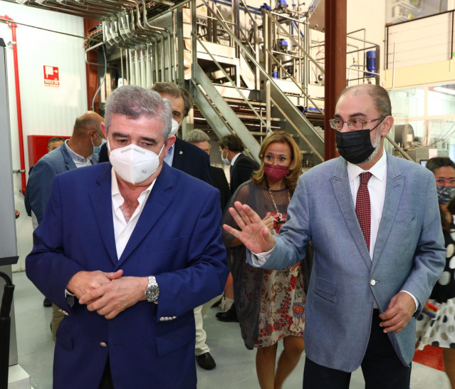 El presidente de Aragón, Javier Lambán, durante su visita a la empresa Fertinagro, en Utrillas (Teruel).