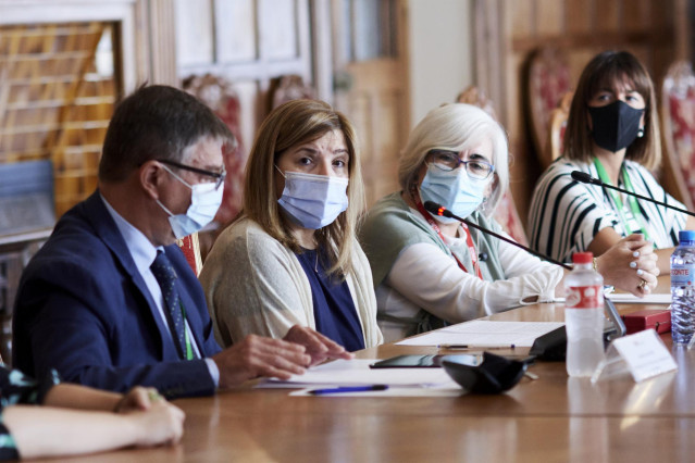 La secretaria de Estado de Cooperación Internacional,  Pilar Cancela, (segunda por la izda), y la consejera de Economía del Gobierno de Cantabria, María Sánchez (derecha) en la inauguración del curso de la UIMP 'Las tres transiciones'