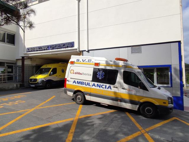Una ambulancia abandona el servicio de Urgencias de un hospital de Bizkaia