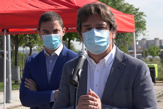 Archivo - El alcalde de Fuenlabrada, Javier Ayala (PSOE), y detrás Juan Lobato,otro precandidato