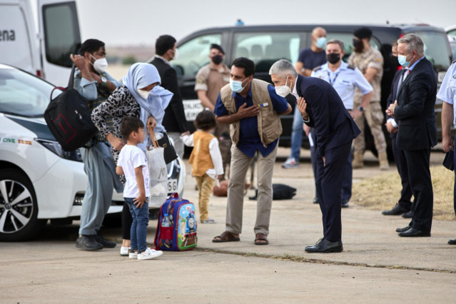 El ministro de Interior, Fernando Grande-Marlaska, saluda a un niño refugiado en la base aérea de Torrejón de Ardoz el pasado 24 de agosto