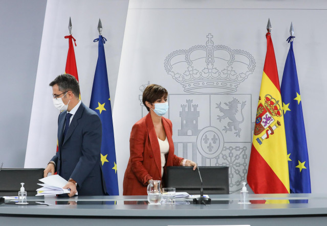 (I-D) El ministro de la Presidencia, Relaciones con las Cortes y Memoria Democrática, Félix Bolaños, y la ministra de Política Territorial y portavoz del Gobierno, Isabel Rodríguez García, a su llegada a la rueda de prensa