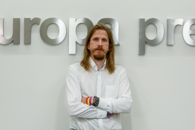 El coordinador general de Podemos en Castilla y León, Pablo Fernández, posa después de una entrevista para Europa Press en la sede de la agencia, a 12 de agosto de 2021, en Madrid (España).