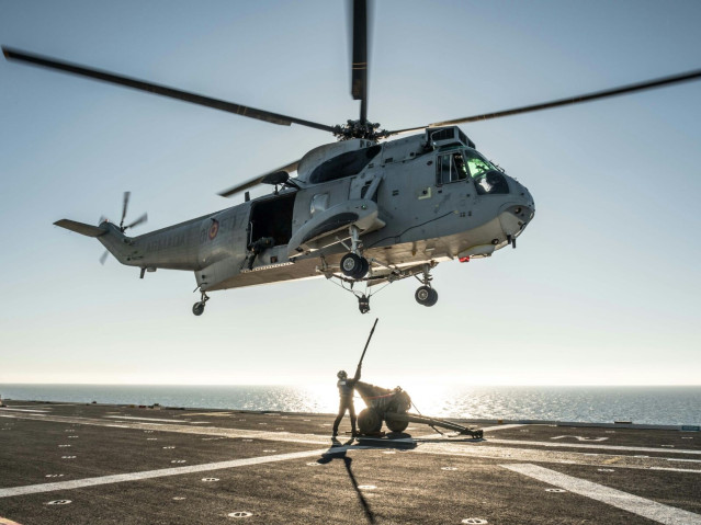 Archivo - Helicóptero de la Armada Española durante una maniobra