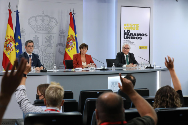 (I-D) El ministro de la Presidencia, Relaciones con las Cortes y Memoria Democrática; Félix Bolaños; la de Política Territorial, Isabel Rodríguez García; y el  de Universidades, Manuel Castells, tras el Consejo de Ministros, a 31 de agosto de 2021.