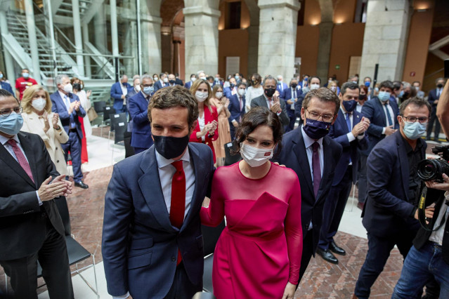 Archivo - El presidente del PP, Pablo Casado y la presidenta de la Comunidad de Madrid, Isabel Díaz Ayuso, posan en el acto de toma de posesión de la presidenta de la Comunidad de Madrid el pasado 19 de junio