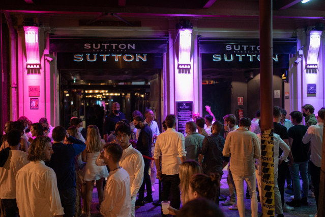 Archivo - Jóvenes esperan en la puerta de la discoteca Sutton para entrar en Barcelona