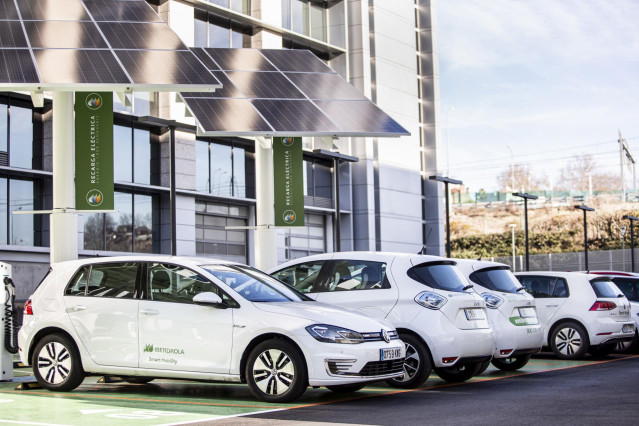 Archivo - Vehículos eléctricos en la sede de Iberdrola.