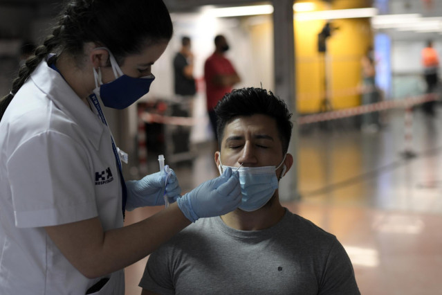 Archivo - Una sanitaria realiza un test de antígenos a un hombre.