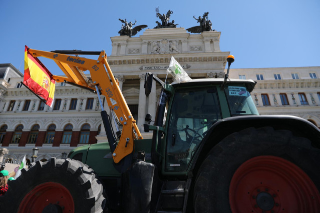 Archivo - Agricultores de varias CCAA se concentran con tractores a las puertas del Ministerio de Agricutura para reclamar un futuro para el sector