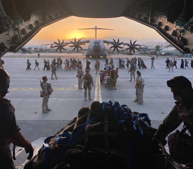 Un avión A400M de Defensa realizando la evacuación de afganos en Kabul