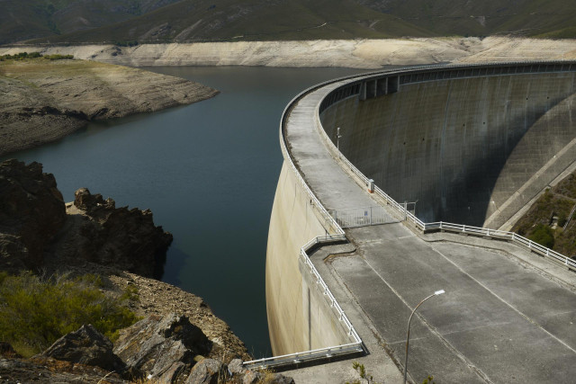 Vista general de la carretera sobre el estado del embalse de Portas en la cuenca Miño-Sil, a 24 de agosto de 2021, en Galicia
