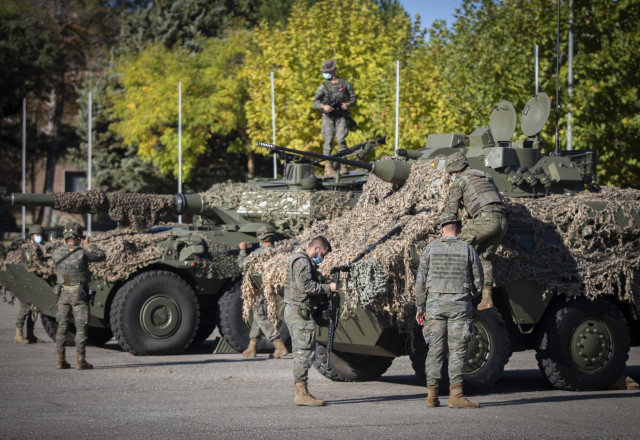 Archivo - Soldados de la Legión distribuidos en las inmediaciones del recinto donde se encuentran aparcados los tanques en el Campamento de Ronda, Málaga, Andalucía, (España), a 7 de octubre de 2020. Los vehículos, -modelos Centauro, VEC y VERT-, son cara