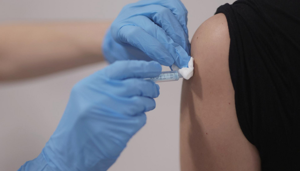 Archivo - Una persona recibe la segunda dosis de la vacuna contra el Covid-19