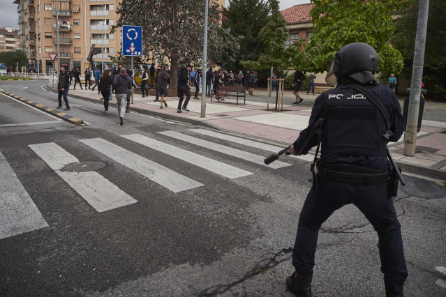 Cargas policiales contra los manifestantes, durante el desalojo de una nave ocupada como gaztetxe (local juvenil), en el barrio de la Rochapea de Pamplona, a 2 de septiembre de 2021, en Pamplona, Navarra (España). Este edificio de la calle Artica estaba o