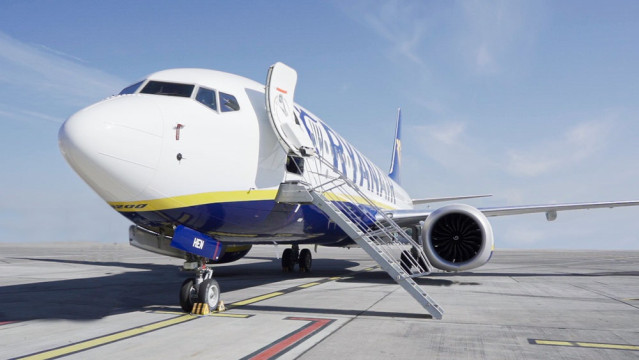 Archivo - Avión de la compañía irlandesa en la pista de un aeropuerto.