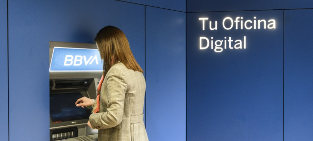 Archivo - Cajero automático de BBVA en su nuevo centro de banca de clientes, en la  calle Velázquez, 33.
