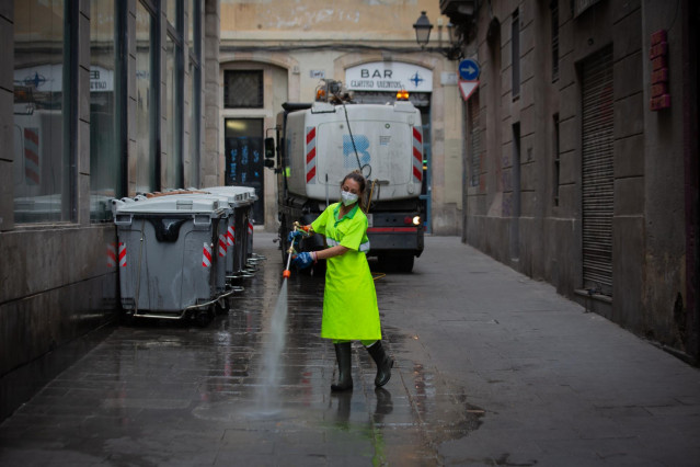 Archivo - Una trabajadora limpia una vía de Barcelona, a 26 de julio de 2021, en Barcelona, Catalunya, (España). Con motivo de la temporada estival, Barcelona refuerza con 200 personas su servicio de limpieza y mantenimiento de las zonas verdes de la ciud