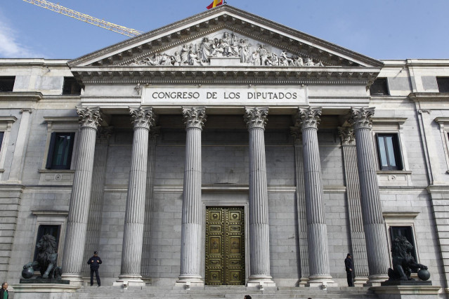 Archivo - Puerta principal del Congreso de los Diputados con los leones