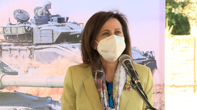 La ministra de Defensa, Margarita Robles, durante su visita a la Brigada Extremadura XI, en la Base General Menacho de Bótoa (Badajoz)