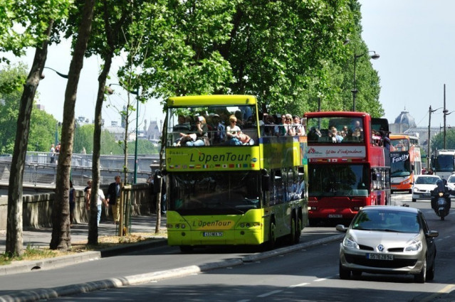 Archivo - Autobuses turísticos en París.