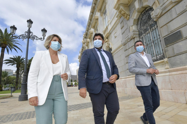 El presidente de la Región de Murcia, Fernando López Miras, junto a la alcaldesa de Cartagena, Noelia Arroyo, y el consejero Antonio Luengo