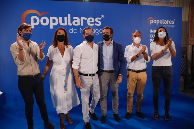 Acto de inicio del curso político del PP-A en Alhaurín el Grande (Málaga), con Juanma Moreno y Pablo Casado, tercero y cuarto por la izquierda.