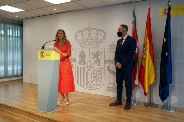 La vicepresidenta segunda y ministra de Trabajo y Economía Social, Yolanda Díaz, en una rueda de prensa en Vitoria
