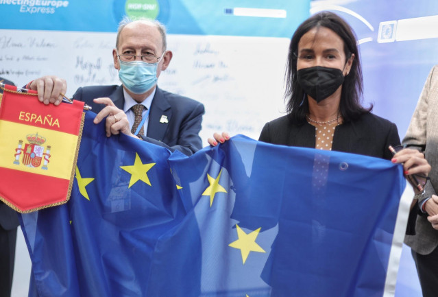 El coordinador del corredor Atlántico Europeo, Carlo Secchi y la secretaria de Estado de Transportes, Movilidad y Agenda Urbana, Isabel Pardo de Vera durante el evento