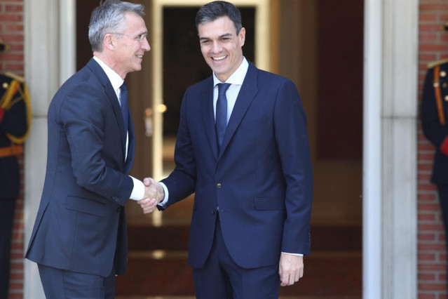 Archivo - Fotografía de archivo del presidente del Gobierno, Pedro Sánchez, recibiendo al secretario general de la OTAN, Jens Stoltenberg, en la Moncloa.