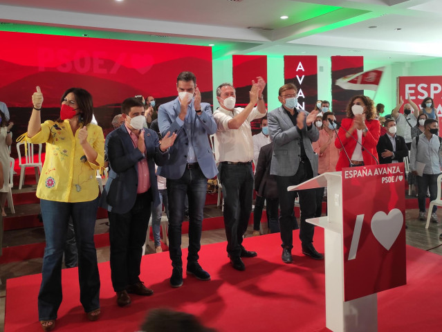 Juan Espadas (3d), en el acto del PSOE en Jaén.