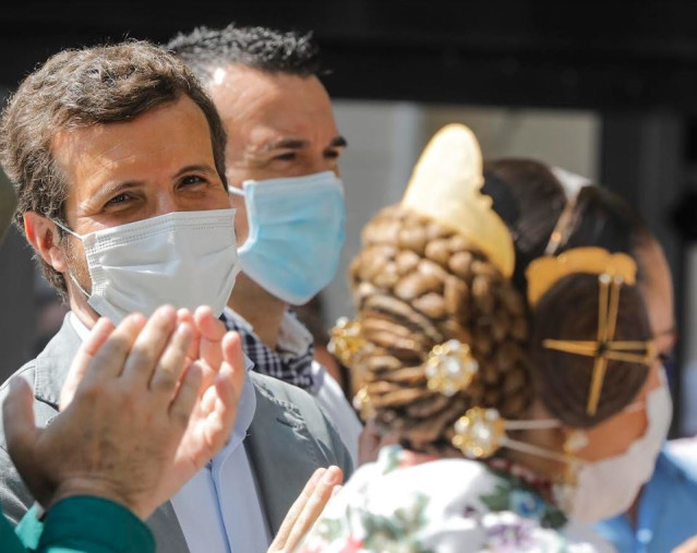 El presidente del PP, Pablo Casado, en las fallas de València.