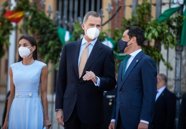 Archivo - Los Reyes Felipe y Letizia, junto a el presidente de la Junta de Andalucía, Juanma Moreno (1d), en la explanada del Palacio de San Telmo antes del acto de la  entrega de la Medalla de Honor de Andalucía al Rey Felipe VI a 14 de junio del 2021, e