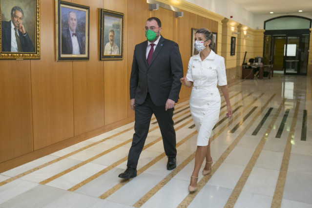 La vicepresidenta segunda y ministra de Trabajo y Economía Social, Yolanda Díaz, a su llegada junto al presidente de Asturias, Adrián Barbón Rodríguez, en la sede del Principado en Oviedo, a 6 de septiembre de 2021, en Oviedo, Asturias, (España).