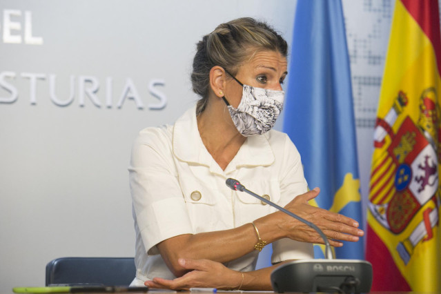 La vicepresidenta segunda y ministra de Trabajo y Economía Social, Yolanda Díaz, ofrece declaraciones a los medios de comunicación durante una rueda de prensa en la sede del Principado en Oviedo, a 6 de septiembre de 2021, en Oviedo, Asturias, (España).