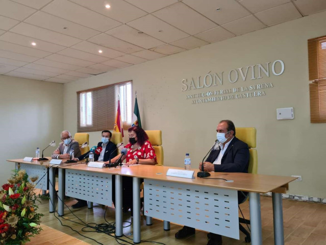 Autoridades en la inauguración de la 36ª edición del Salón del Ovino de Castuera