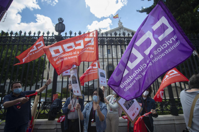 Archivo - Un grupo de personas participa en una concentración por la situación laboral de los empleados públicos de la Biblioteca Nacional, a 21 de junio de 2021, en la Biblioteca Nacional, Madrid, (España).