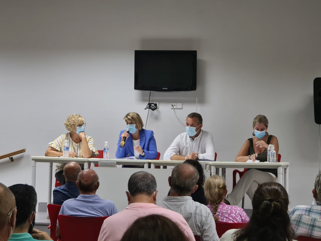Reunión con afiliados del Partido Popular de Cartagena que han mantenido la alcaldesa, Noelia Arroyo, y el presidente local del PP, Joaquín Segado, en El Algar.