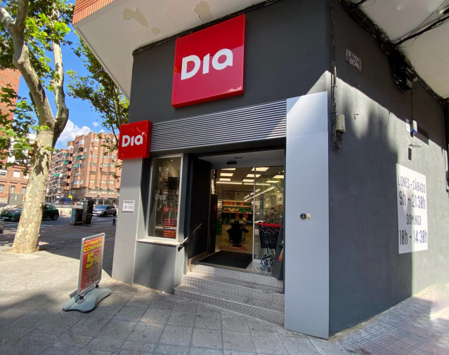 La entrada de un supermercado Dia