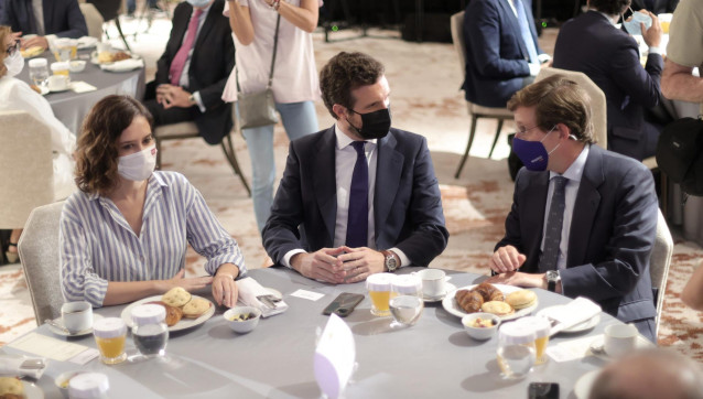 (I-D) La presidenta de la Comunidad de Madrid, Isabel Díaz Ayuso; el presidente del Partido Popular, Pablo Casado, y el alcalde de Madrid, José Luis Martínez-Almeida, conversan durante un desayuno informativo del Fórum Europa