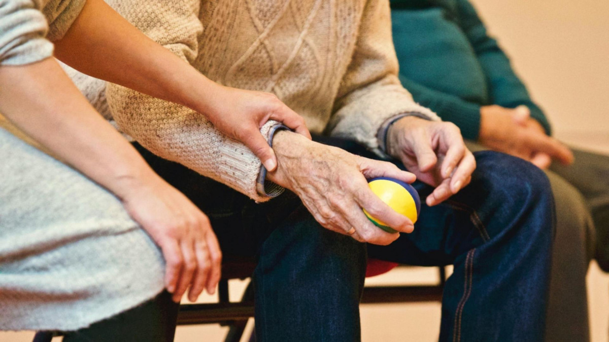 Anciano haciendo ejercicio con una pelota