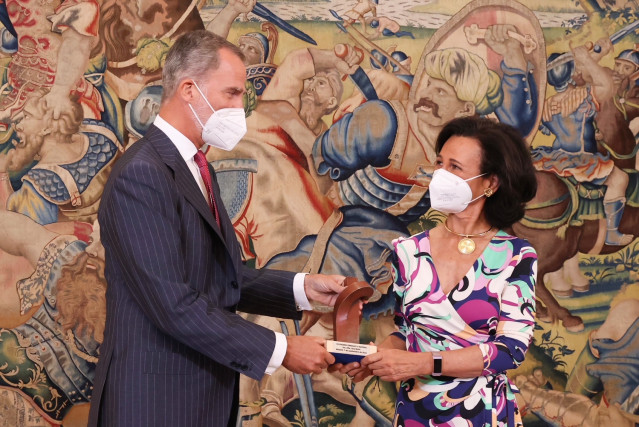Archivo - S.M el Rey entrega a la presidenta ejecutiva de Banco Santander, Ana Botín, el premio Enrique V. Iglesias