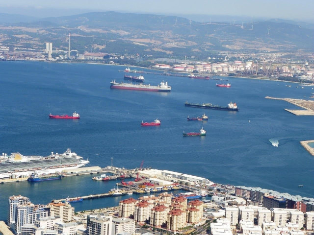 Buques en las playas de la Bahía de Algeciras (Cádiz).