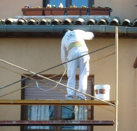 Archivo - Albañil trabajando en una casa, en una imagen de archivo