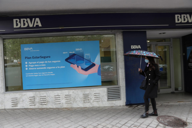 Archivo - Una persona pasa por delante de la puerta de una Oficina de BBVA en Madrid’, a 22 de abril de 2021, en Madrid (España). La dirección de BBVA ha planteado el despido de 3.798 personas y el cierre de 530 oficinas.