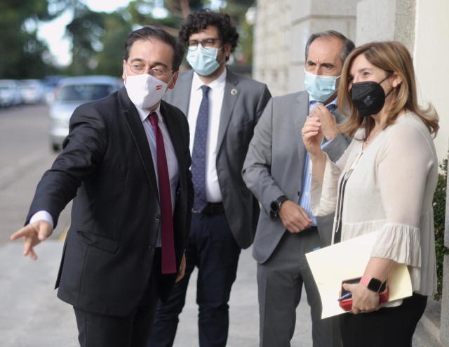 El ministro de Asuntos Exteriores, Unión Europea y Cooperación, José Manuel Albares, el director de la AECID, Antón Leis, y la secretaria de Estado de Cooperación Internacional, Pilar Cancela, a su llegada al acto por el Día del Cooperante