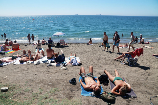 Archivo - Bañistas y turistas disfrutan de un día en la playa de La Malagueta, donde hoy se ha conocido la noticia que Reino Unido mantiene a España en ámbar y no la coloca en zona roja por Covid a 05 de agosto 2021 en Málaga (Andalucía)